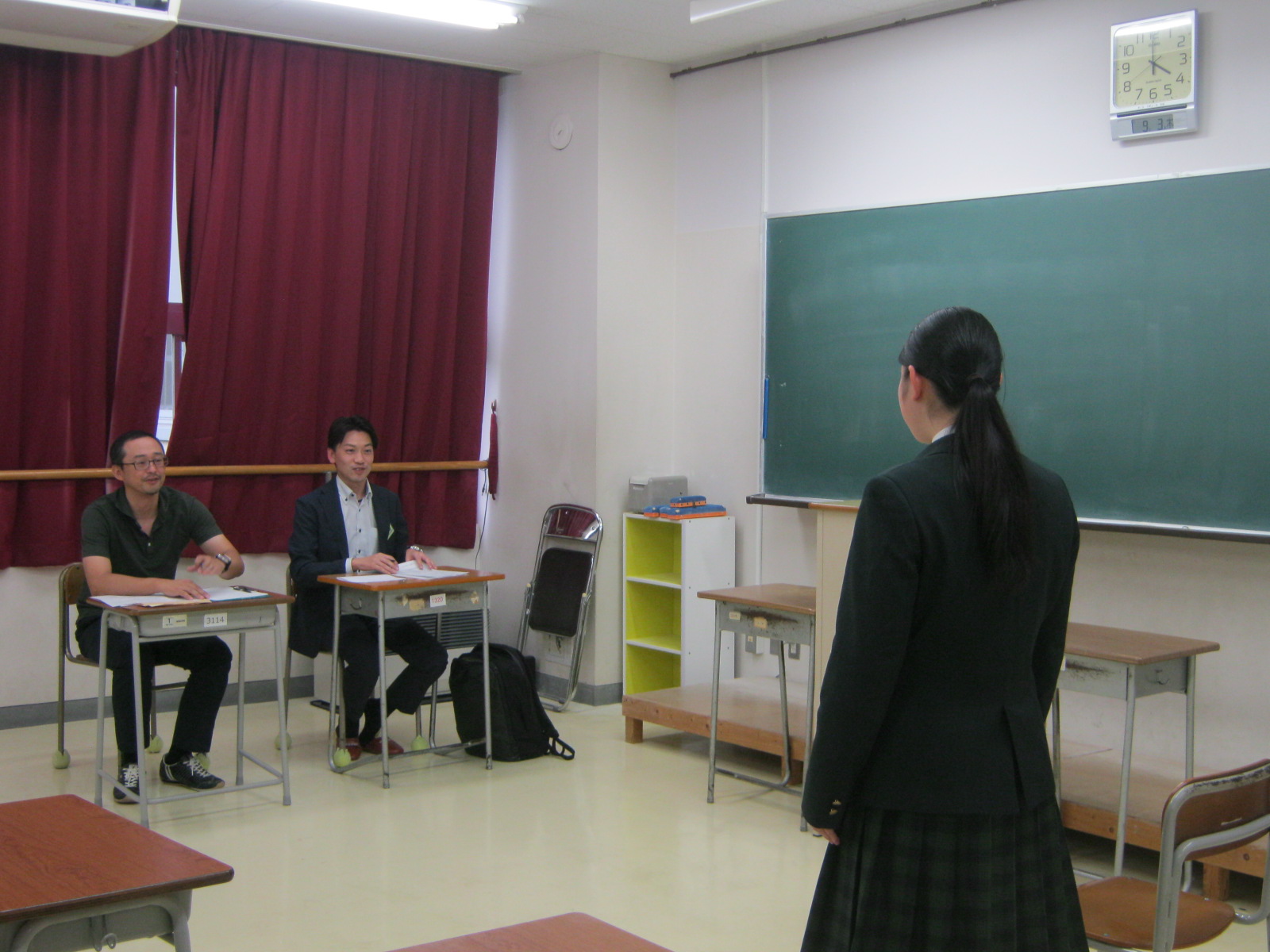吉田高校にて、面接官に生徒が所属と名前を発言している写真。