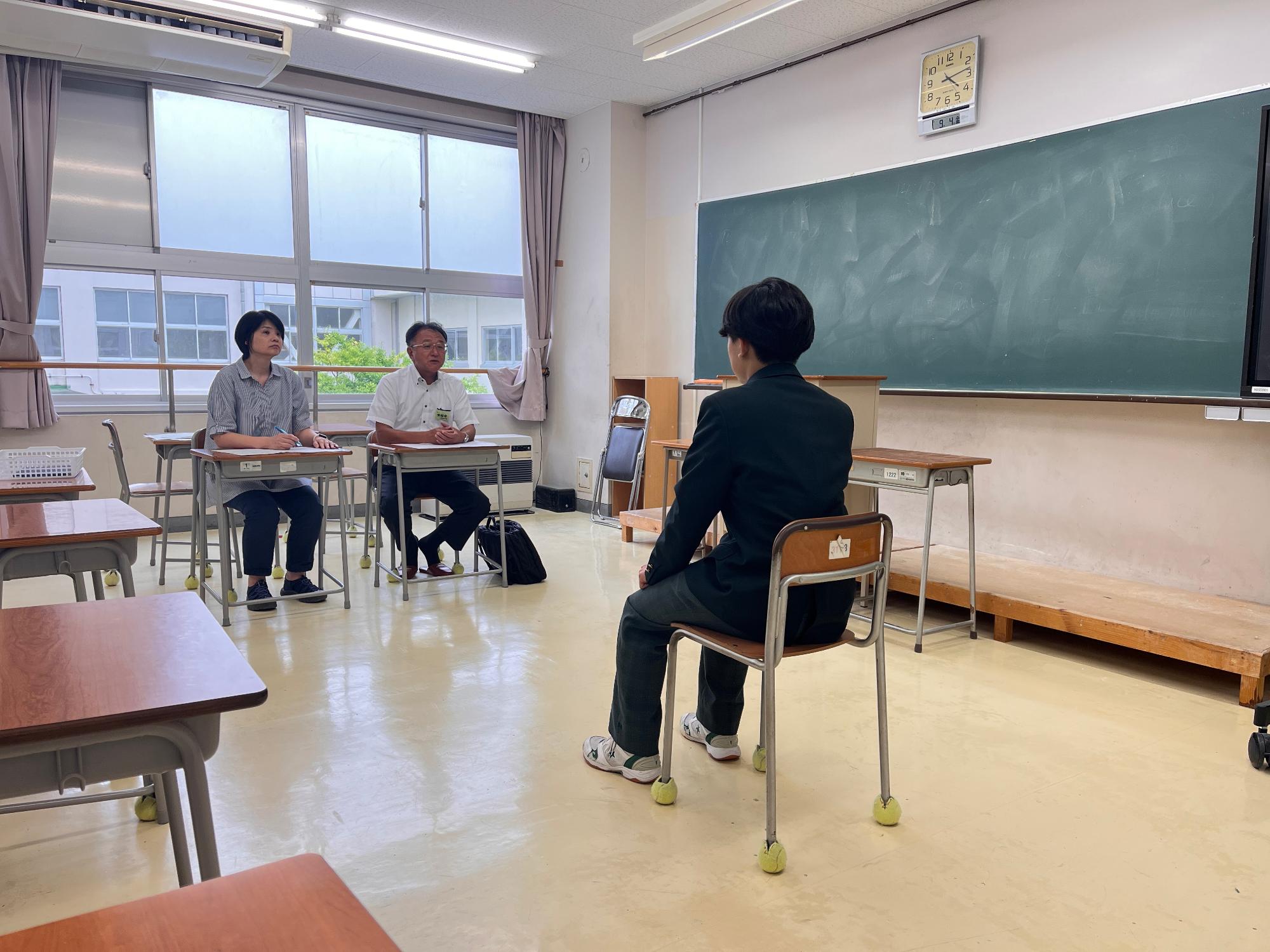 吉田高校生徒が面接を受けている写真。