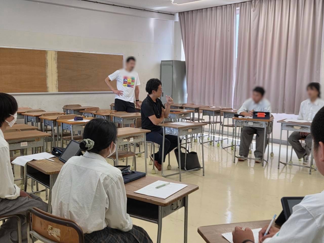 燕市職員が吉田高校生徒の質問に答えている写真。
