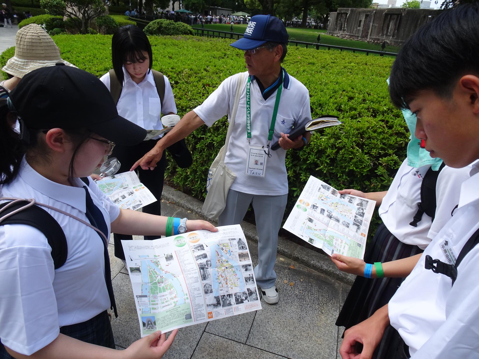 ボランティアガイドによる平和記念公園の見学