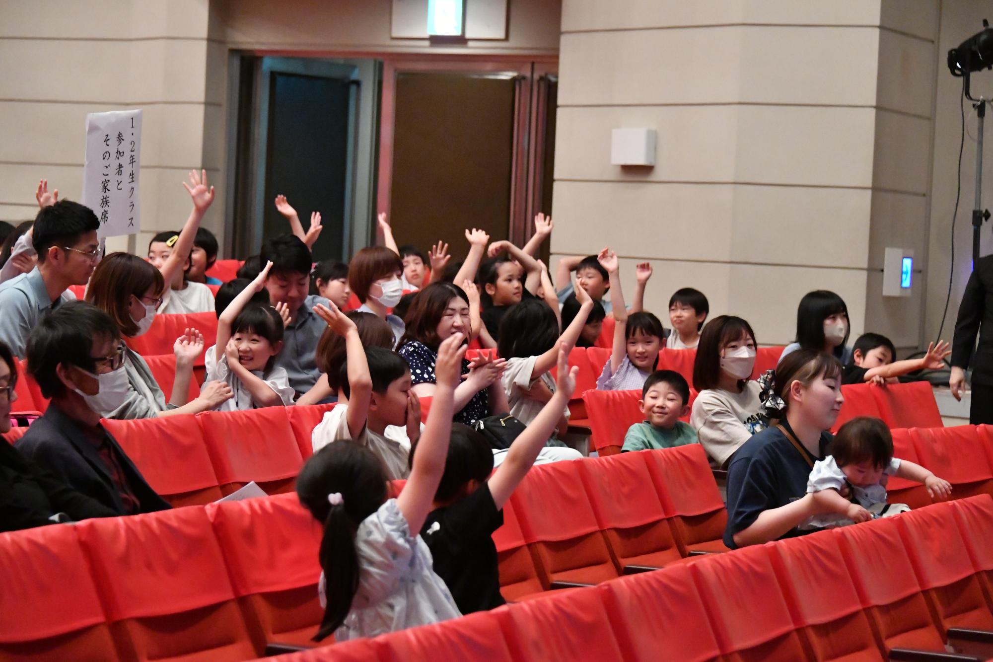 小学1年生から4年生のレッスンの様子