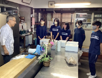 魚の位出しについて、魚屋さんから聞いている写真。