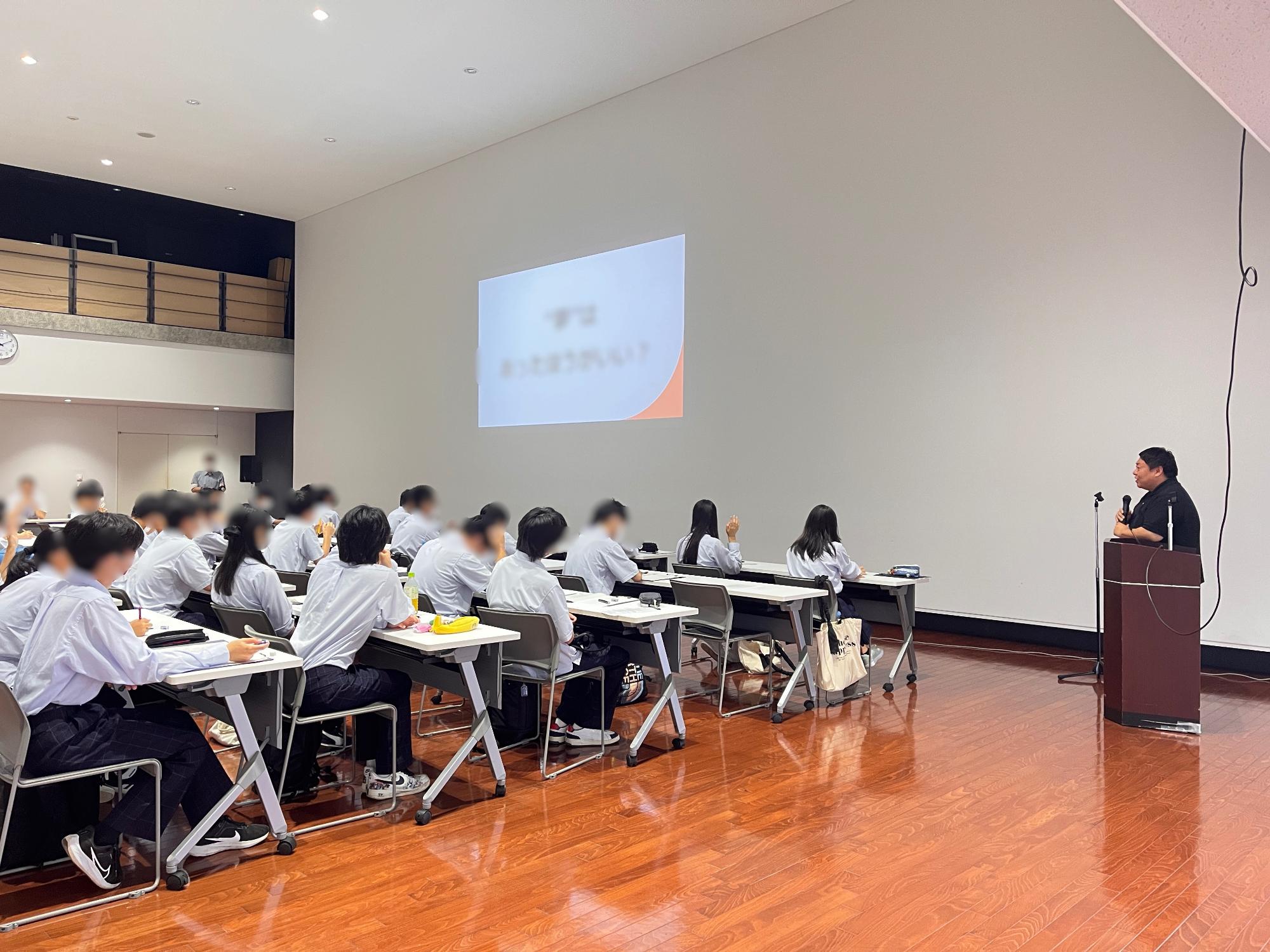 市長が分水高校生徒に対し、夢について質問している写真。