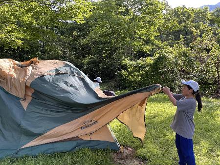 長善館学習塾の塾生がキャンプでテントを設営している様子