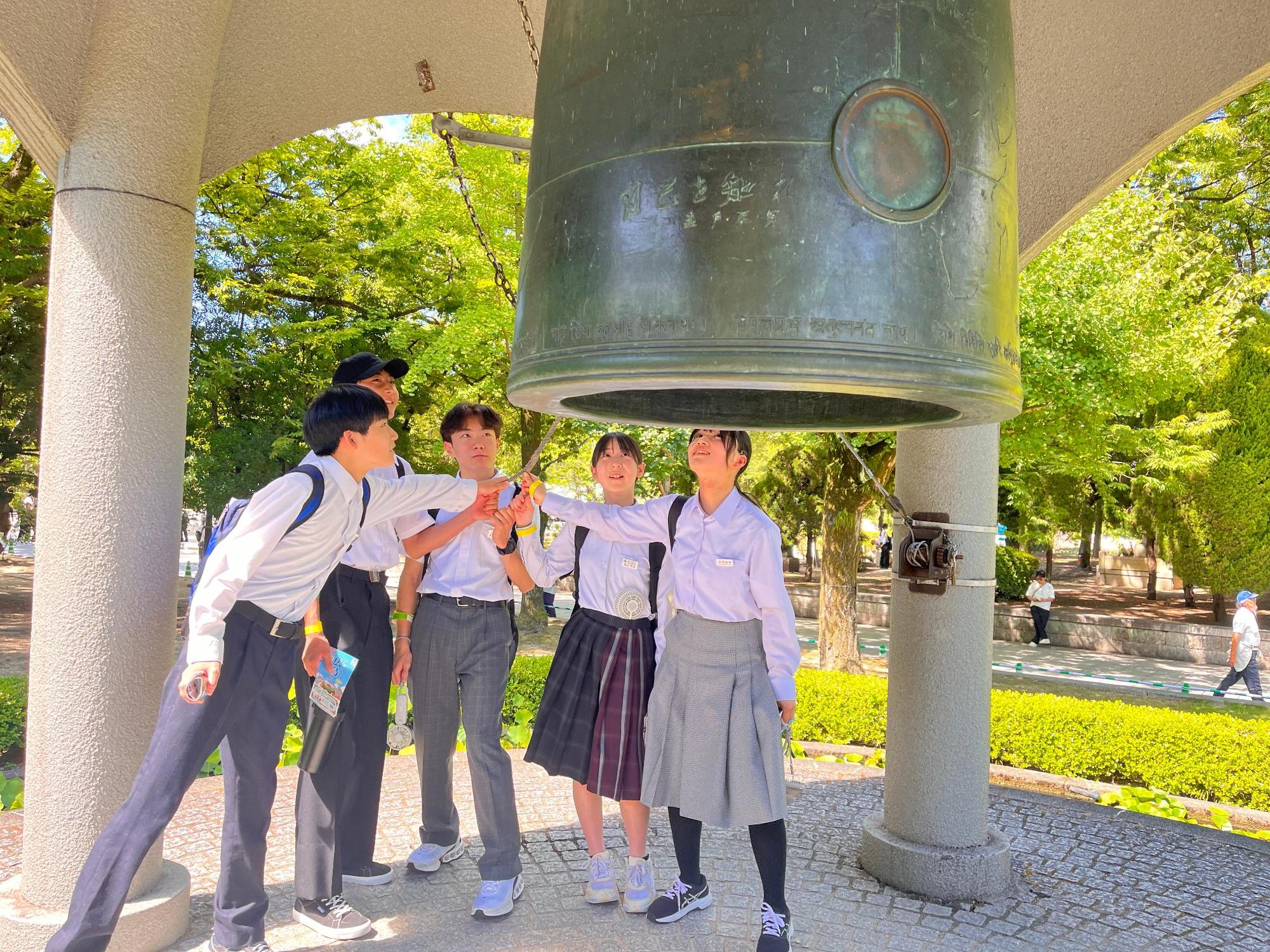 ガイドによる平和記念公園の見学