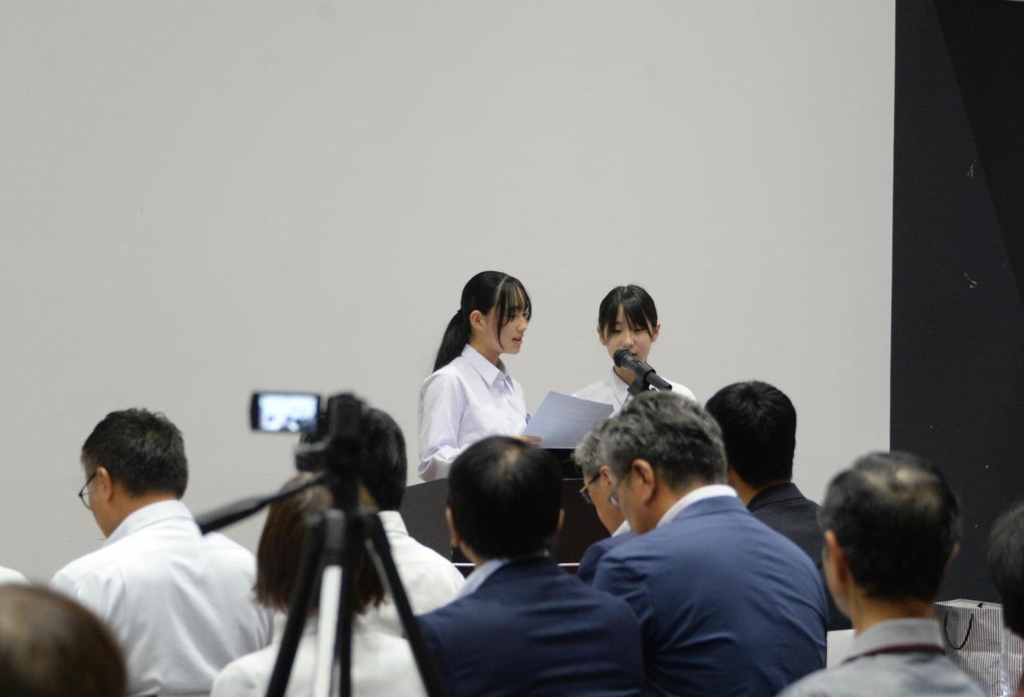 司会進行の様子