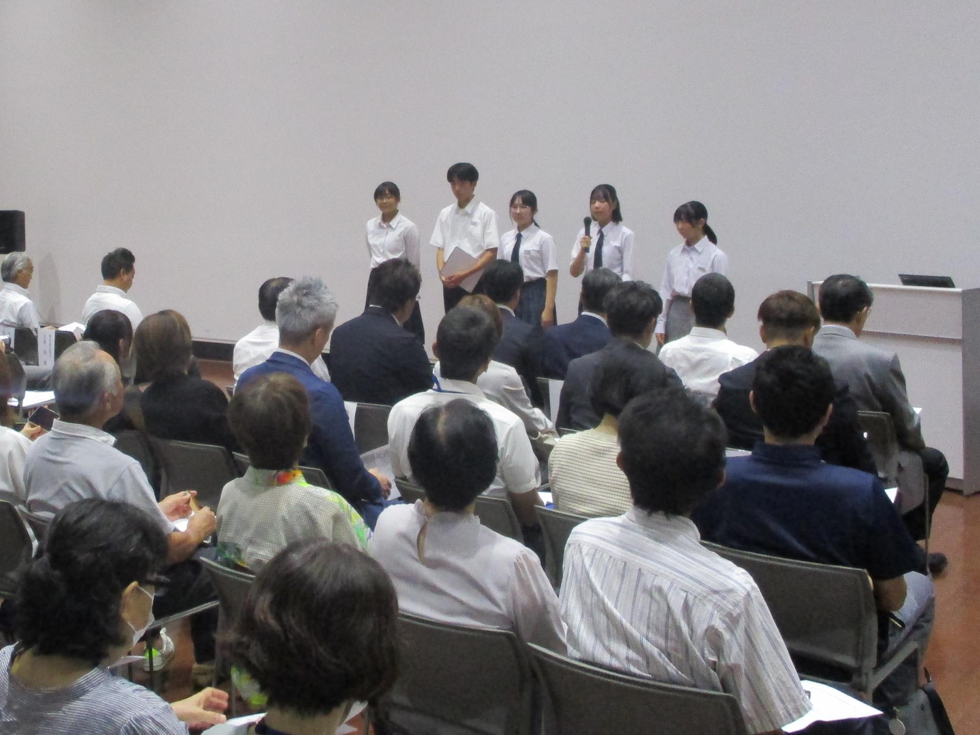 報告会の様子