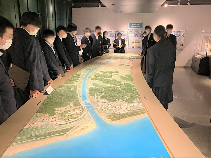 大河津分水路の模型を上空から見ながら、資料館の職員の説明を聞いているところ