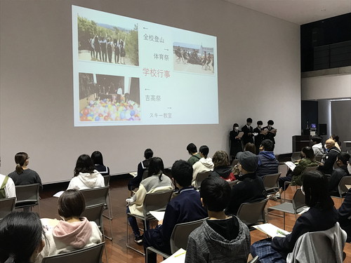 吉田高校の生徒会のメンバーが学校紹介のスライドを説明している写真