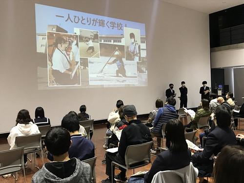 分水高校の生徒会のメンバーが学校紹介のスライドを説明している写真