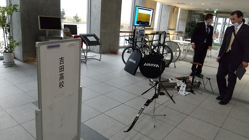 吉田高校の競技用自転車、アーチェリーの展示準備をしているところの写真