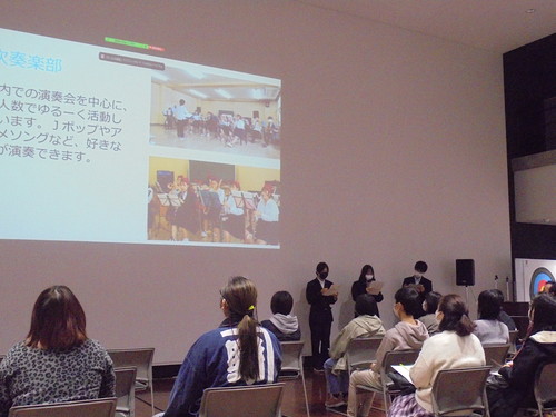 分水高校の生徒会のメンバーが学校紹介のスライドを説明している写真