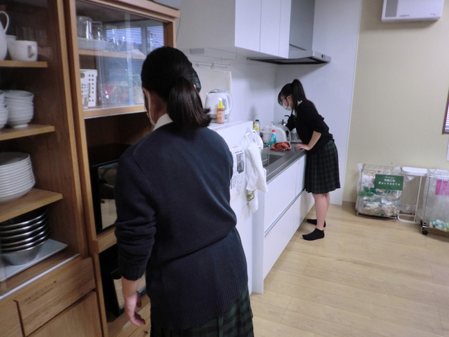 生徒が職場環境の整備、キッチンスペースの整理をしているところ。