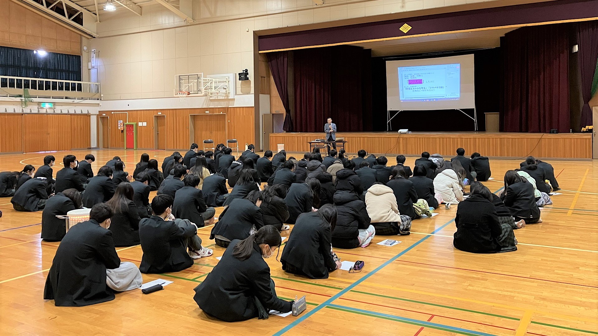 吉田高校サポート協議会会長の星野様が生徒に向けて講演しているところ、その2