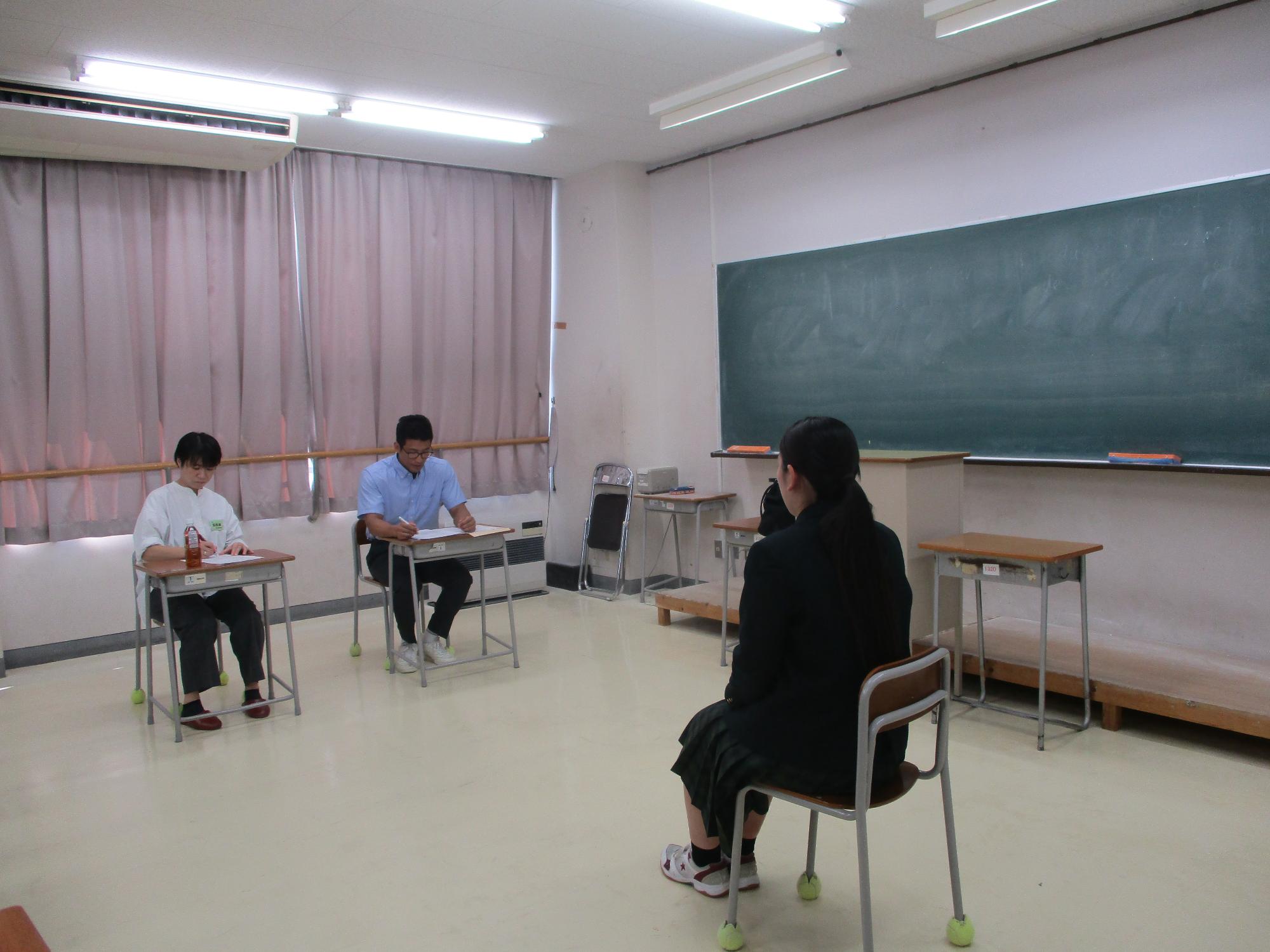 吉田高校にて、面接をしている様子。