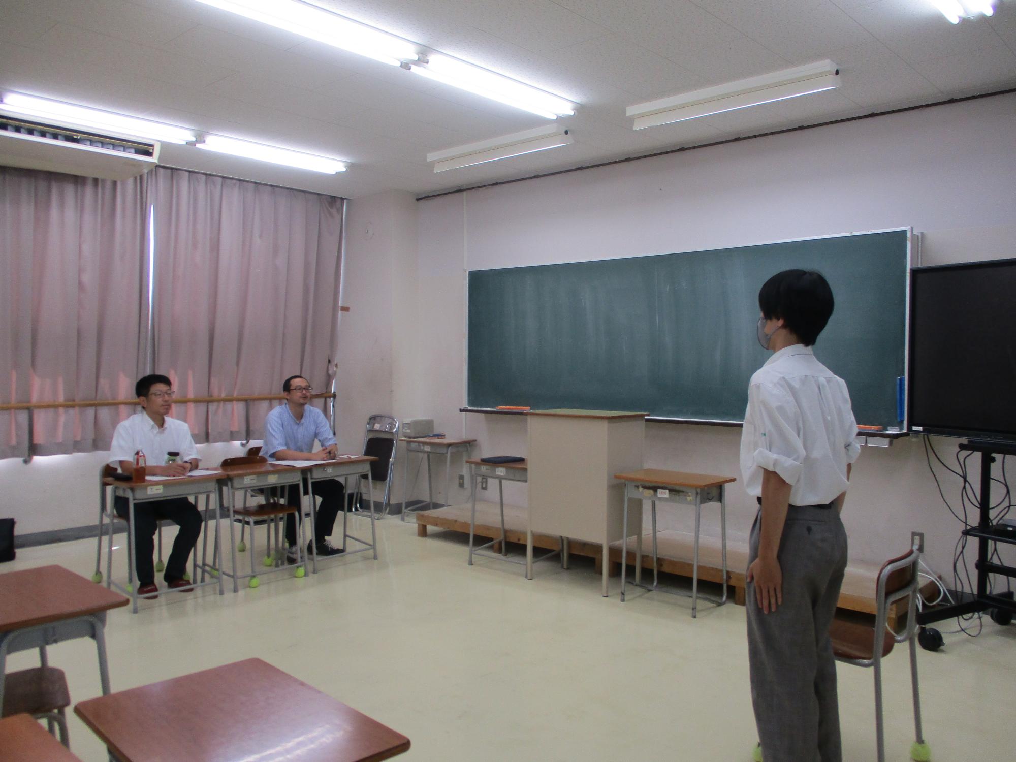 吉田高校にて、生徒が立って発言している様子。