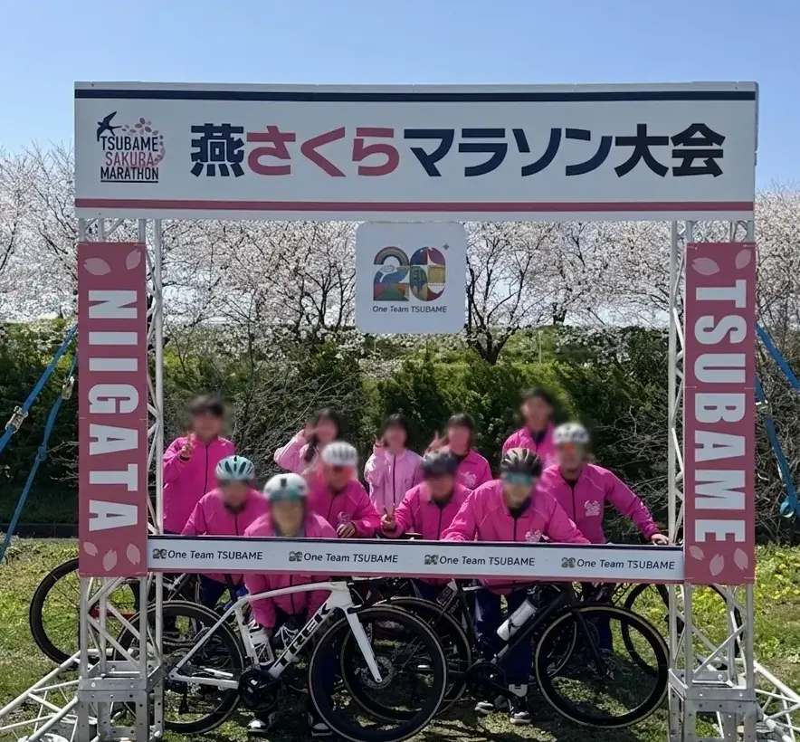 市のイベント（さくらマラソン）にボランティアとして参加している吉田高校の生徒の様子