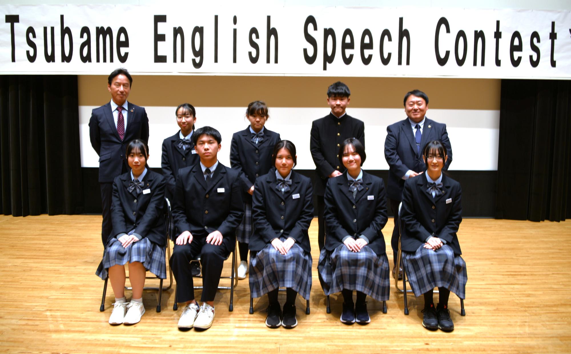スピーチコンテスト出場者全員で記念撮影