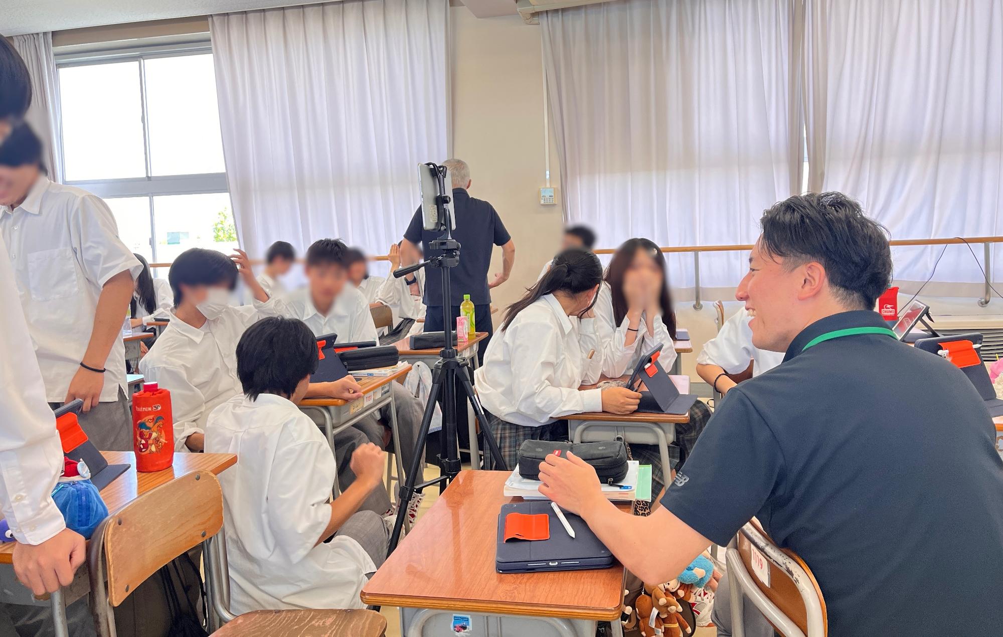 吉田高校生徒が「やりたいこと」について話し合っている写真。