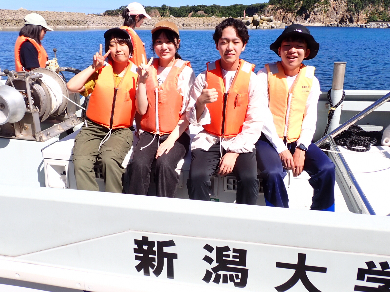 佐渡市に赴き、海の生き物について調査している画像。