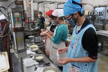 長善館学習塾の職場体験で豆腐作りを体験している様子