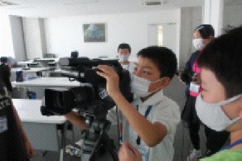長善館学習塾の塾生が撮影練習をしている画像
