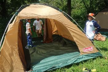 長善館学習塾の塾生がキャンプでテントを設営している様子の画像