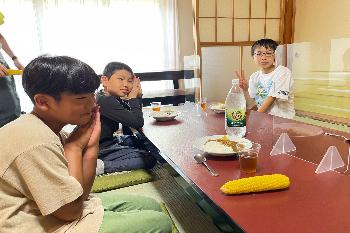 長善館学習塾キャンプの最終日にカレーを食べている様子