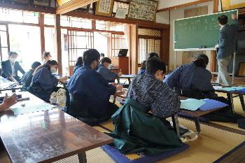 長善館学習塾開講式で館長のお話を聞く塾生の画像