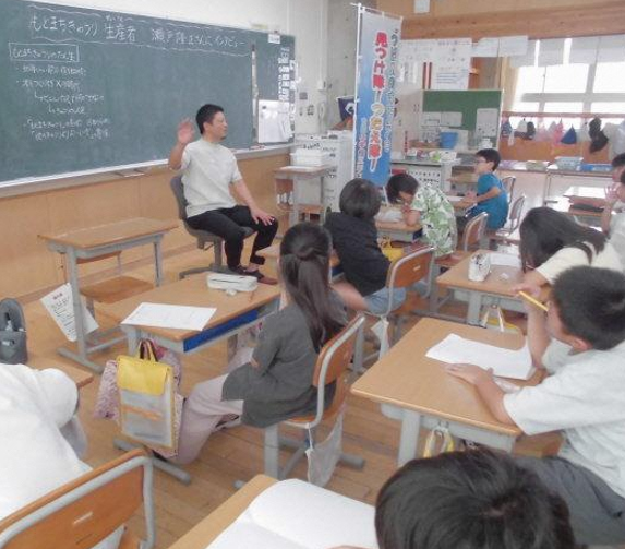 もとまちきゅうりについて、地元の方に教えてもらっている画像。