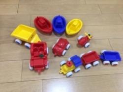 赤青黄のいくつもの乗り物のおもちゃの写真