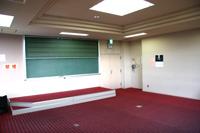 赤い床と白い壁が特徴の音楽練習室の写真