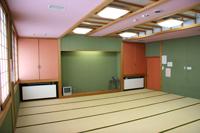 床には畳が敷かれ壁は落ち着いた緑色に塗装された和風様式の第2研修室の写真