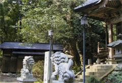 2匹の狛犬が佇む乙子神社草庵の写真