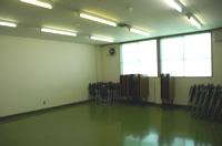 緑色の床のミーティングルームの写真