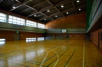 バスケットボールのゴールが設置されている燕市国上勤労者体育センター内観の写真