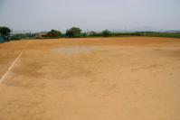 白線の引かれた土製のソフトボール場の写真