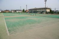 地面が緑色の燕市民テニスコートの写真