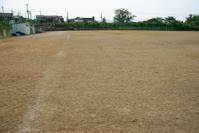 地面に茶色い土が敷かれた燕市少年野球場の写真