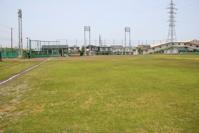 芝生のある第一野球場と奥にそびえる送電塔の野球場