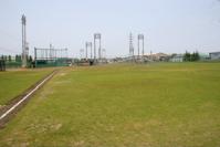 芝生と複数本のナイター照明塔がある第二野球場の写真