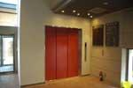 エレベーターの赤い扉を中心にエレベーターホール全体を写した写真