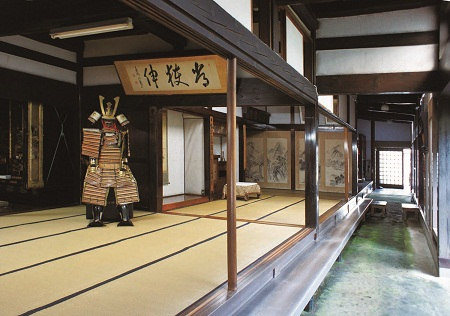 和室に飾られた甲冑の写真