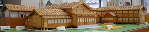 茶色く三角の屋根の長善館建物を再現した模型の写真