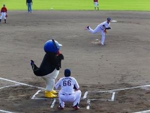 つば九郎がいる打席に向かって白いユニフォームを着た野球選手がボールを投げている写真