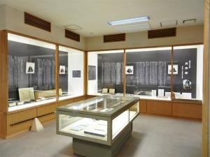 中央にガラスケースがあり、その手前と左右にもガラスケースが配置されている第一展示室の写真