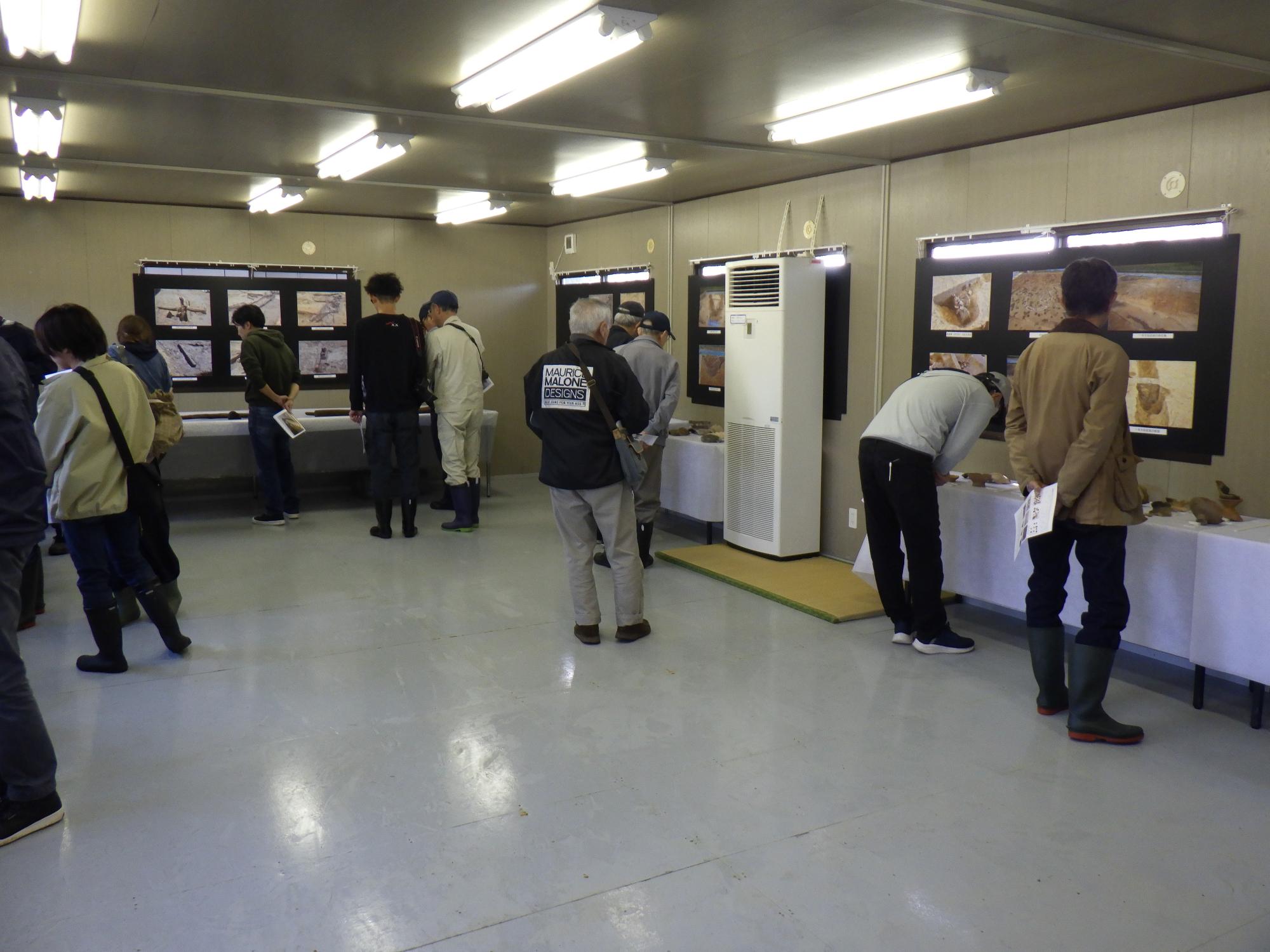 出土品見学の様子
