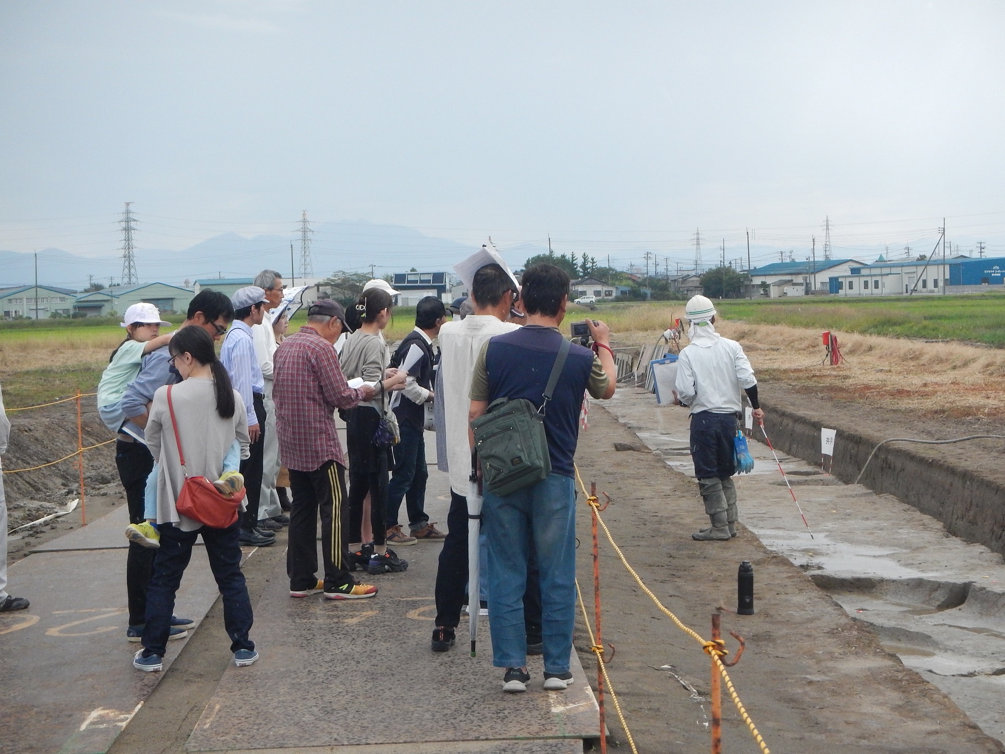 調査員の説明を受ける来場者