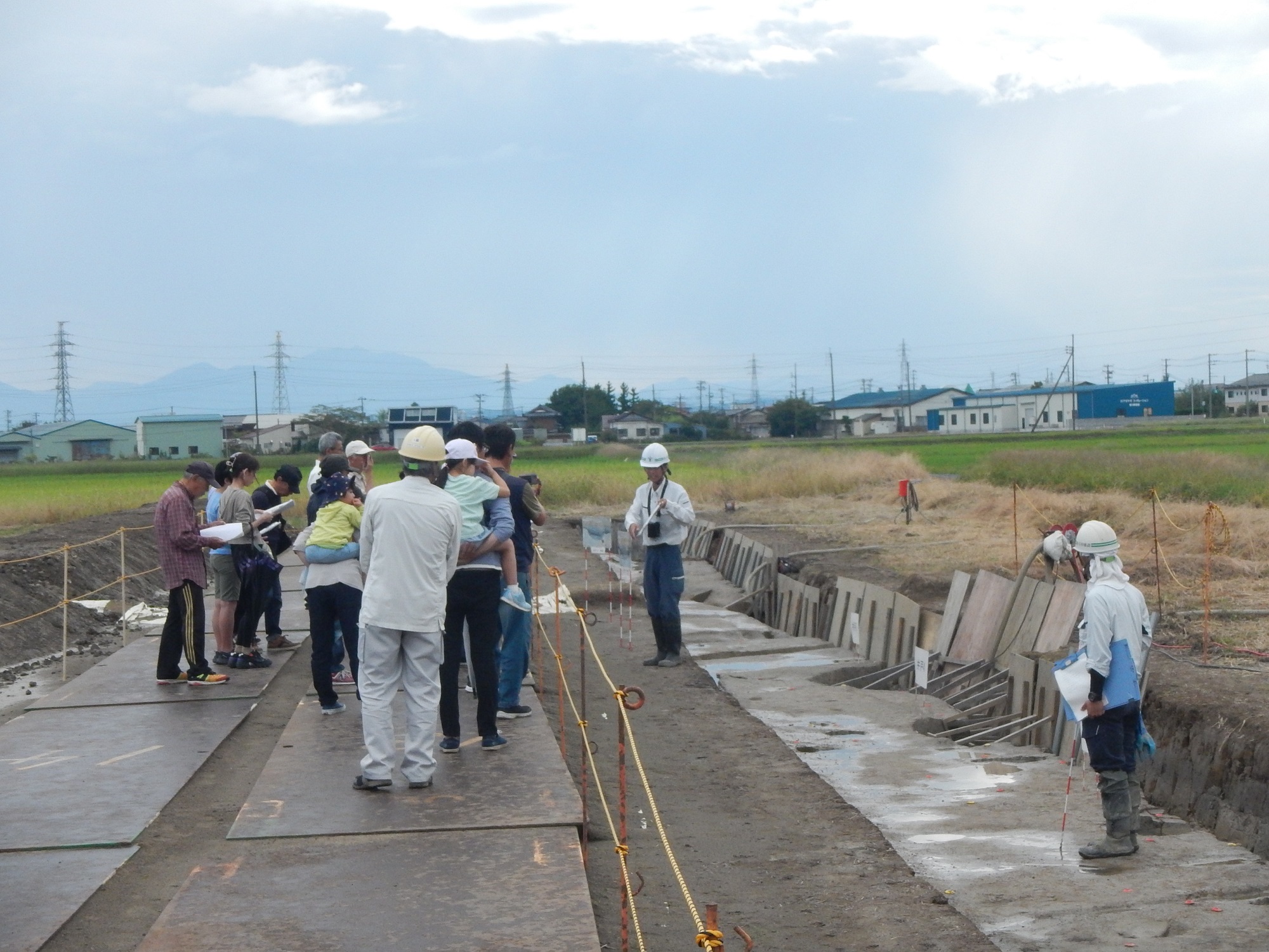 調査員が井戸の説明をしています