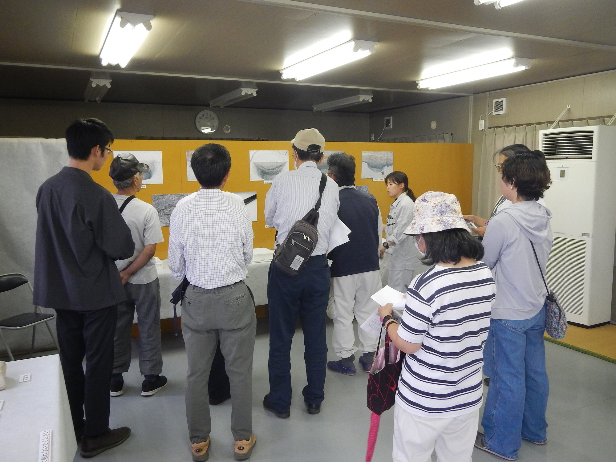 出土品を見学する来場者